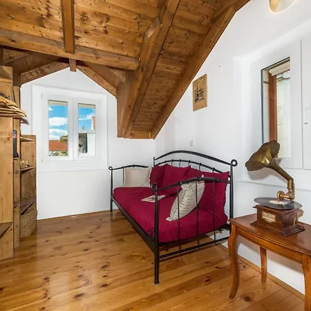 Mirula בית הארחה 3*